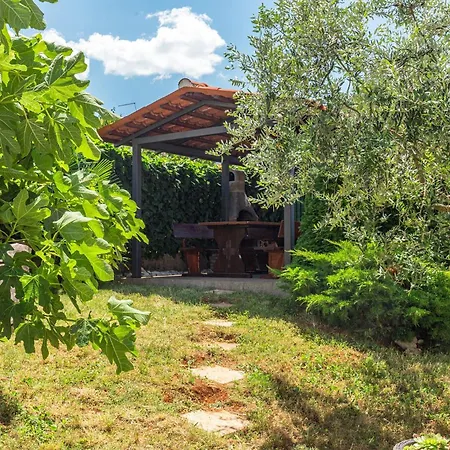 Pinta Mit Grossem Garten Dajla