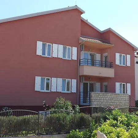 Apartment Pinta Mit Grossem Garten Dajla